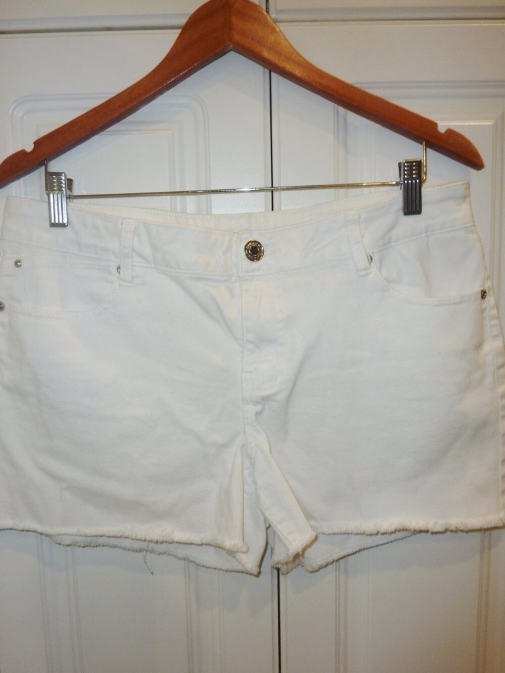 Excellent Condition Maurice's White Denim Shorts Size 12